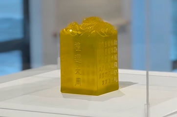 展示櫃中精緻的黃色透明玉璽雕刻品