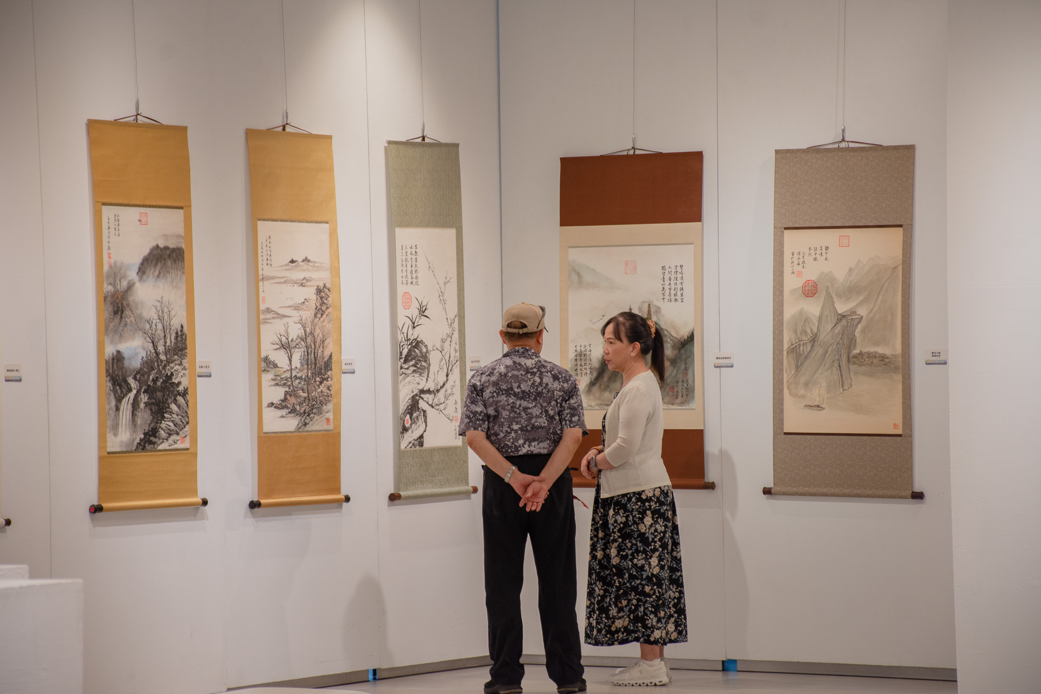 展覽人員進行作品介紹